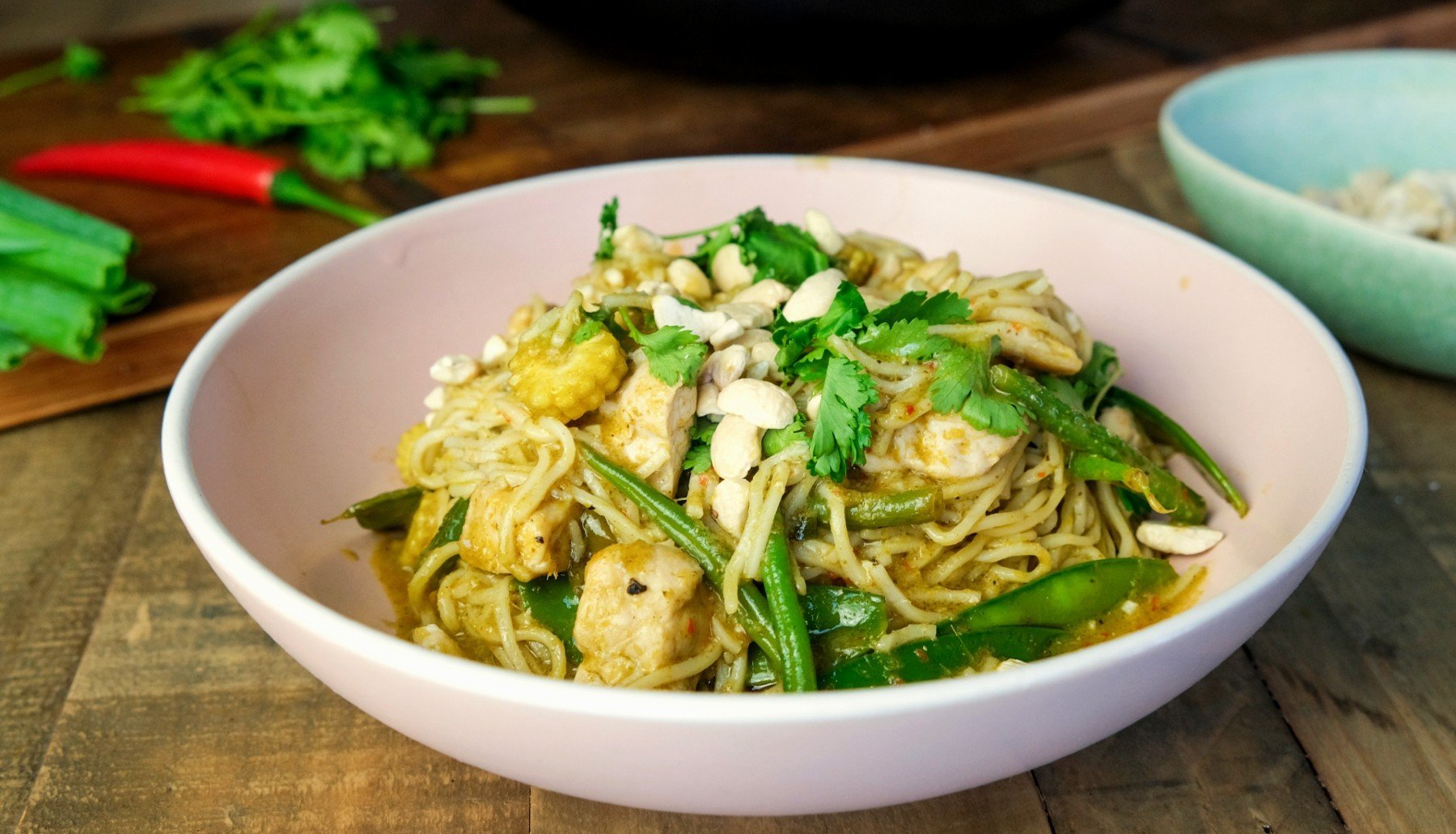 Nouilles de riz + Escalope de poulet au curry vert + légumes frais + légèrement pimenté