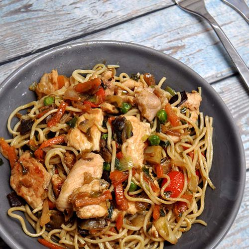 Sauté de mines à l'escalope de poulet et légumes frais