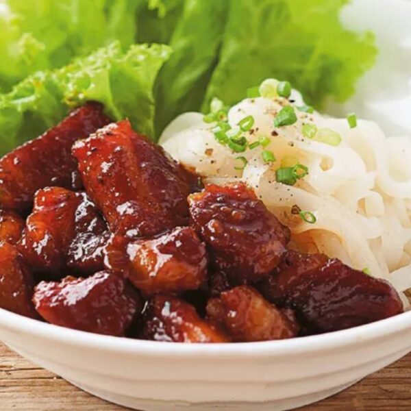 Porc sweet Cambodgia + Nouilles de riz + 1/2 œuf dur + carottes fraiche + graine de sésame