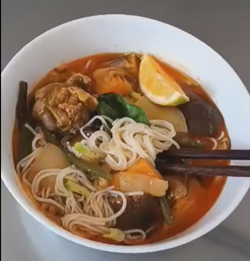 Ramen Soupe poulet au cury rouge Khmer + nouilles de riz