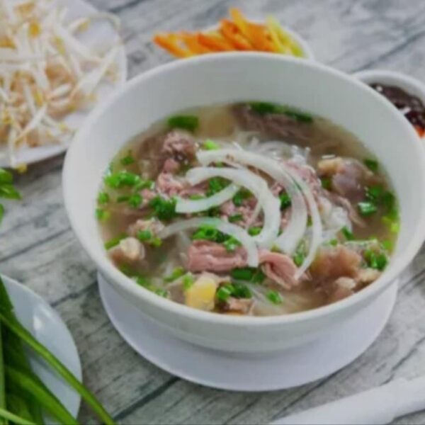 Ramen soupe du Cambodge d’émincé de bœuf tendre + Nouilles de riz + légumes frais cuit