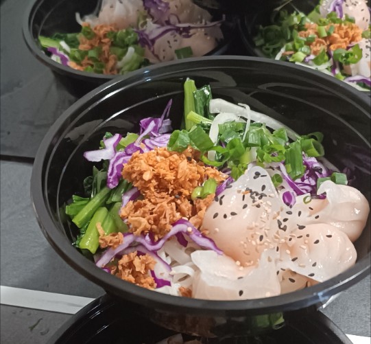 Ramen Soupe Wontons crevettes + nouilles de riz + brède chinois à la vapeur + 1/2 oeuf + bouillon séparé