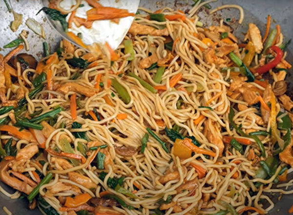 Sauté de mines au poulet, œuf et aux légumes frais sauté