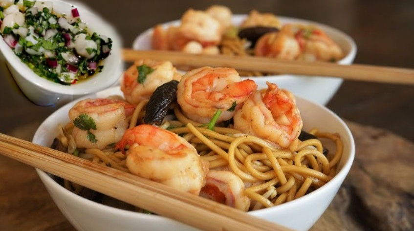 Sauté de nouilles de riz aux légumes + crevettes sauté à l'ail