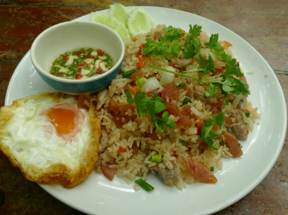 Riz sauté à l'ail & champignon noir carotte + tranche saucisse chinoise + omelette + piment séparé