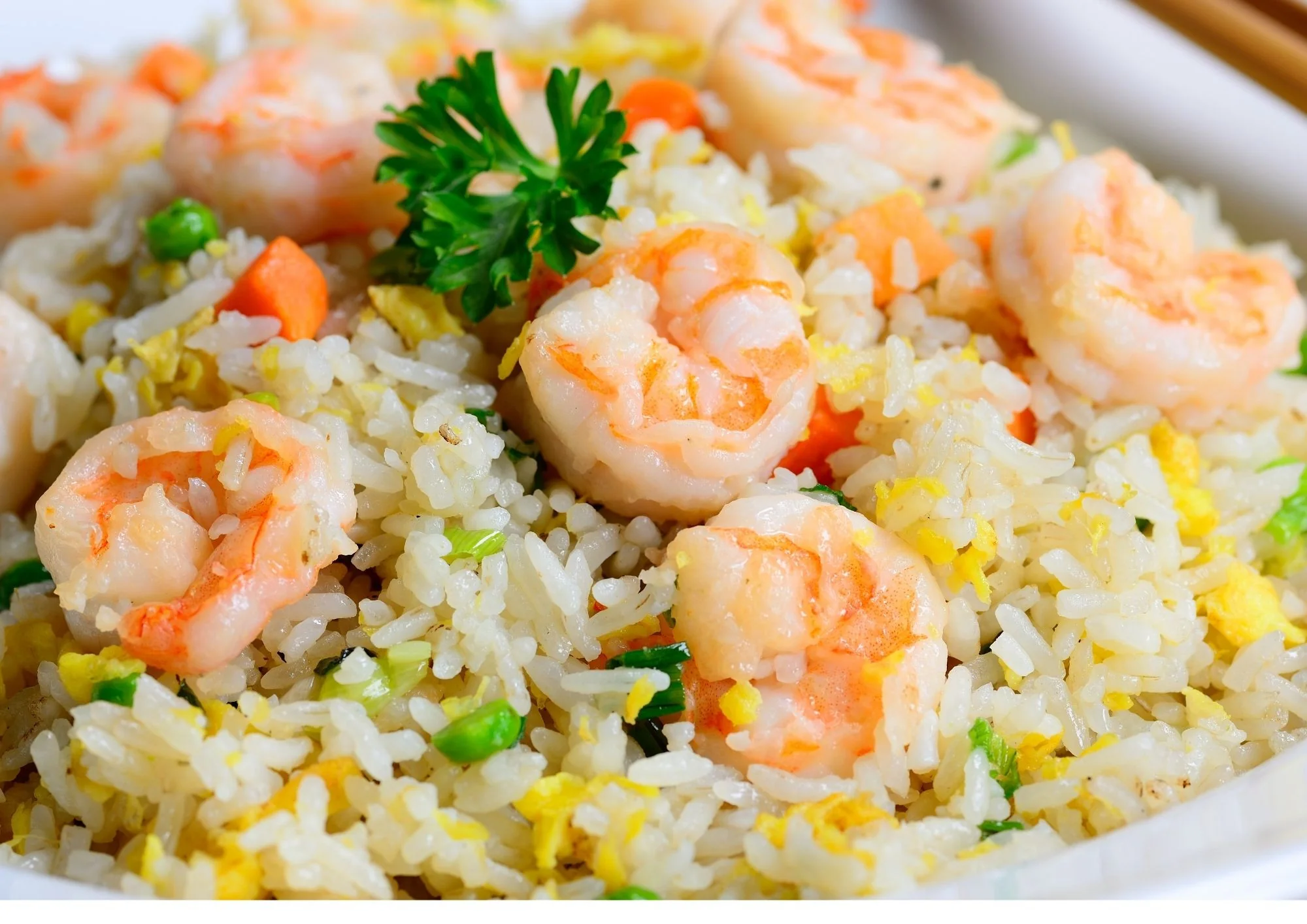 Riz cantonais crevettes œuf carotte champignon oignon vert