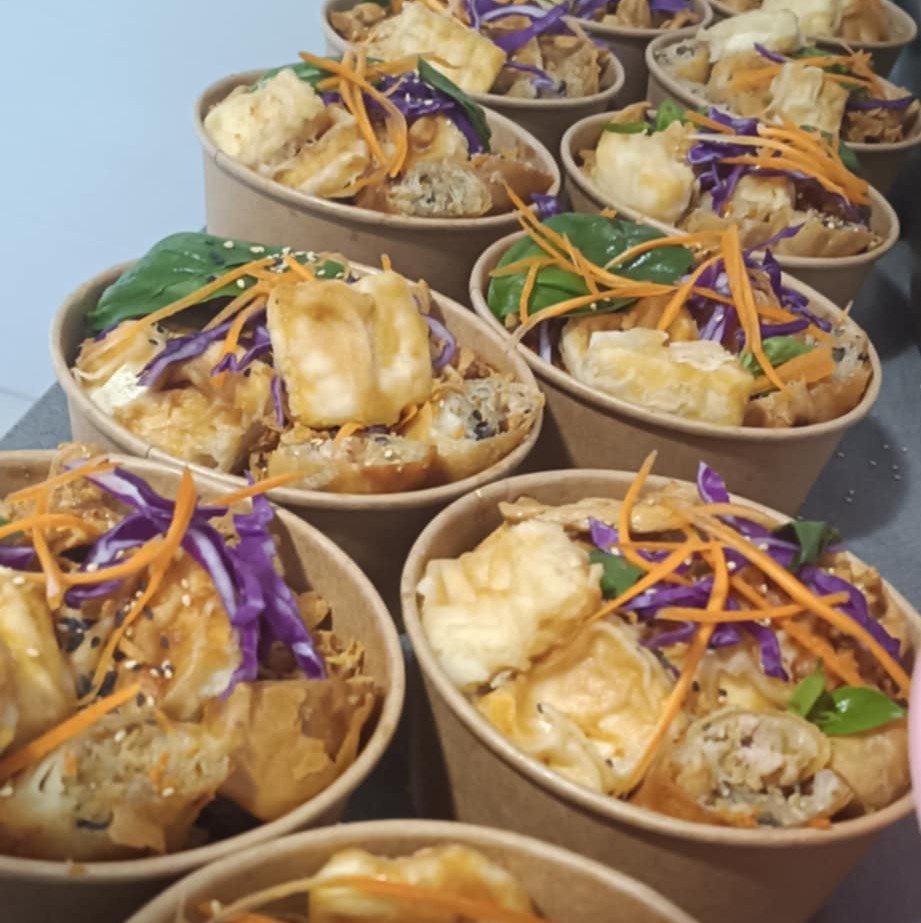 Box de nouilles de riz, filet poisson frit, TOFU au cury, cacahuètes, concombre + sauce khmer