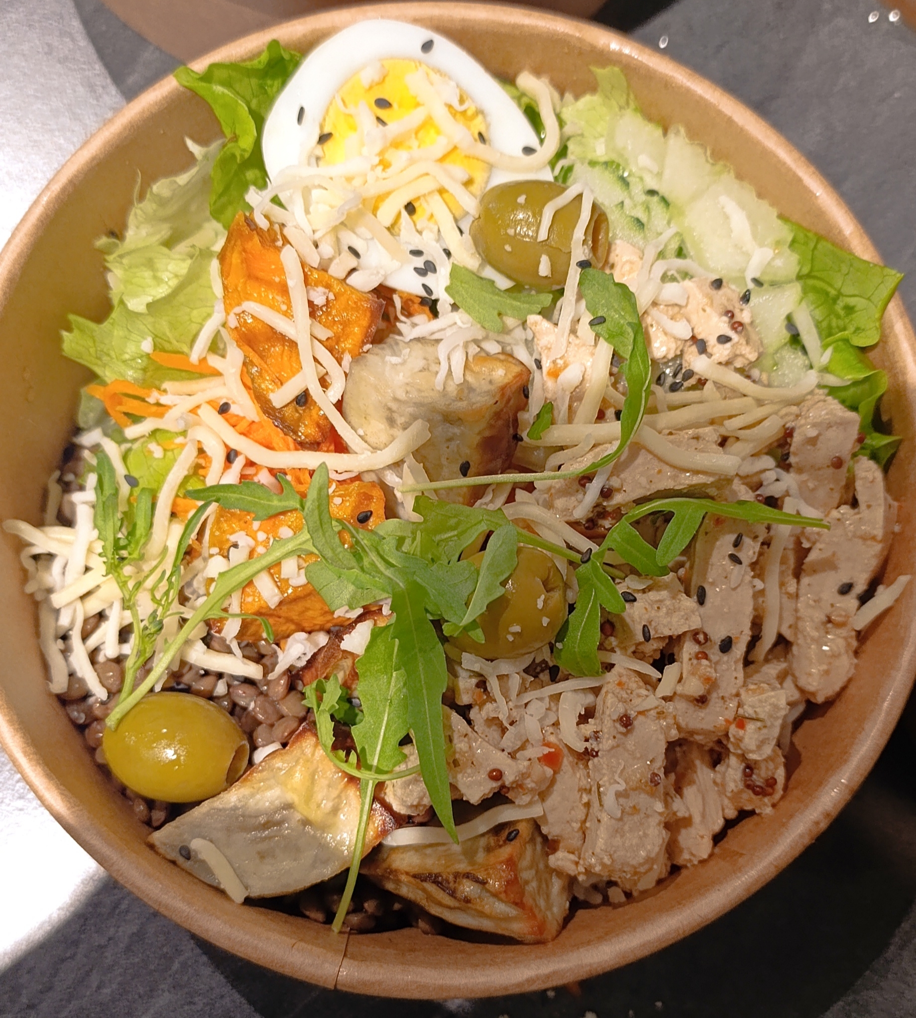 Salade Végé - TOFU mariné, patate douce roti, riz basmati, lentilles, 1/2 œuf dur, salade verte, fromage rapé, carottes, concombre + sauce