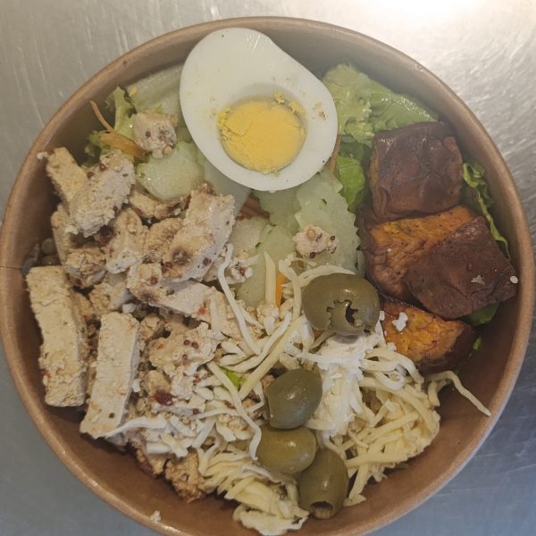 Salade Végé - TOFU mariné, patate douce roti, riz basmati, lentilles, 1/2 œuf dur, salade verte, fromage rapé, carottes, concombre + sauce