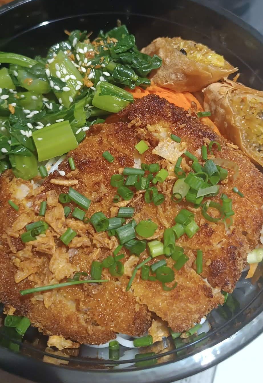 Poisson croustillant + nouilles de riz + 1/2 nem végé + chou chine vapeur + carottes + cacahuètes + oignon frit + délicieuse sauce Khmer