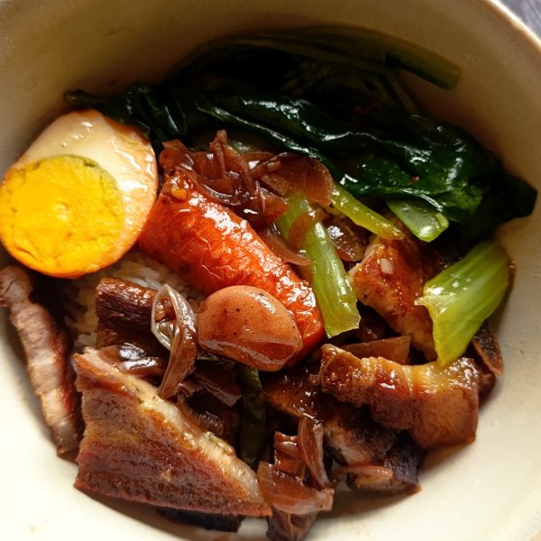 Poitrine porc légèrement sucré + 1/2 œuf + chou de chine vapeur + Riz blanc + sauce piquante séparée